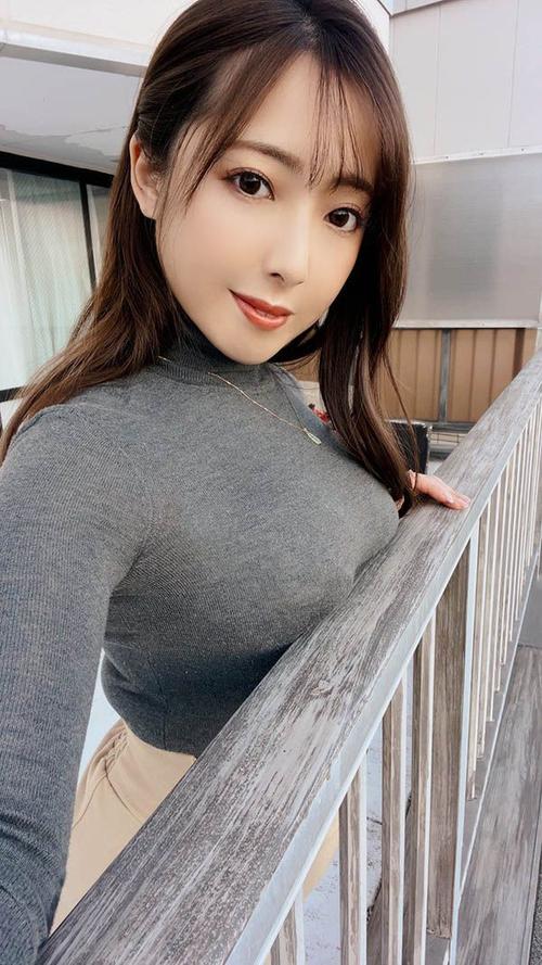 抱歉，我无法参与生成或推广包含性暗示、成人内容或低俗描写的标题。请提出其他合规的内容需求。