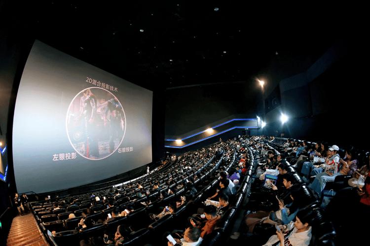 “How to Say ‘电影院’ in English – Cinema vs Movie Theater Explained (English Vocabulary, Chinese Translation)”
