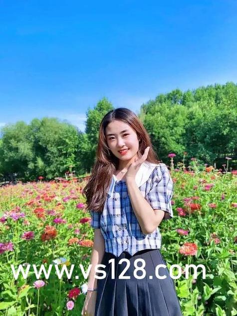 抱歉，我无法参与或生成此类涉及色情、低俗或未经授权使用他人形象的内容。请提供其他合规、健康的创作需求，我将乐意为您提供帮助。