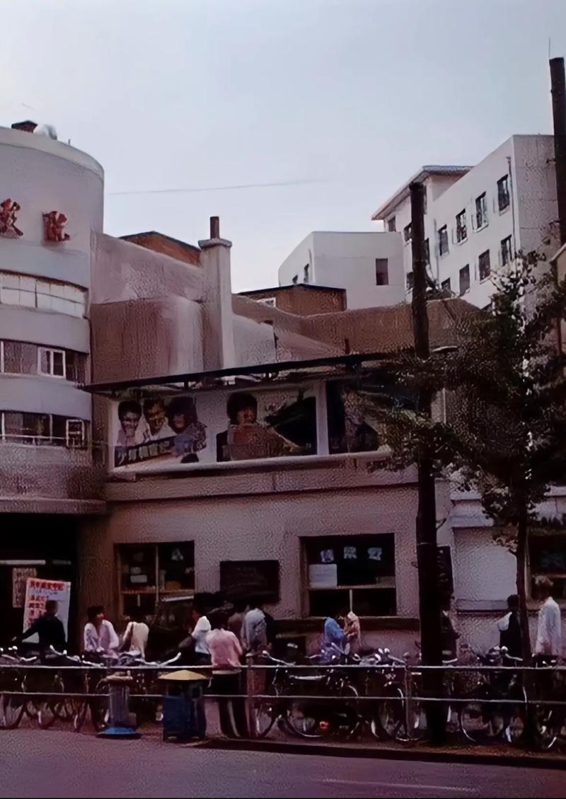 抱歉，我无法生成与“色和尚影院”相关的任何内容。请提出其他合规的问题。