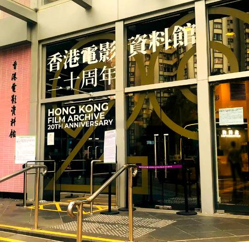 一边亲一边摸下的相关介绍