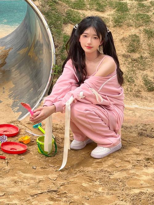 一边亲一边摸一边摸下面的相关介绍